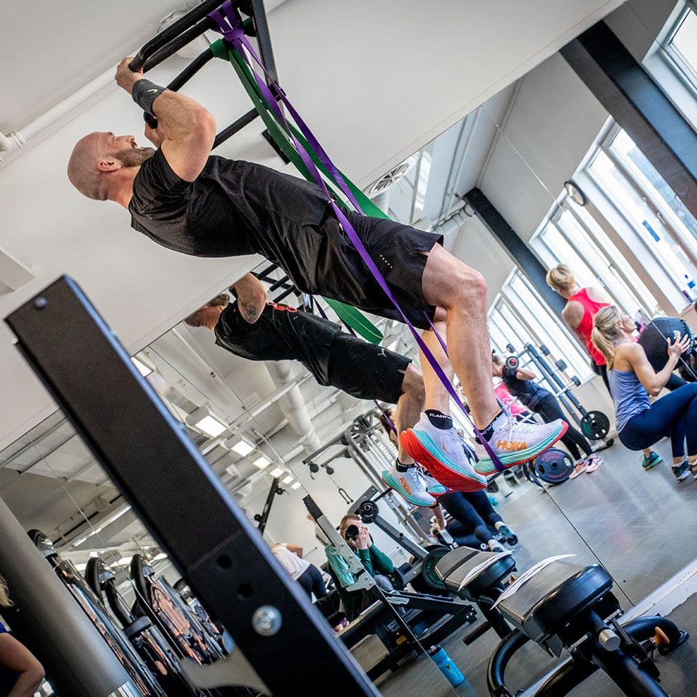 Mann tar pullups i treningsstudioet på 3T-Stjørdal