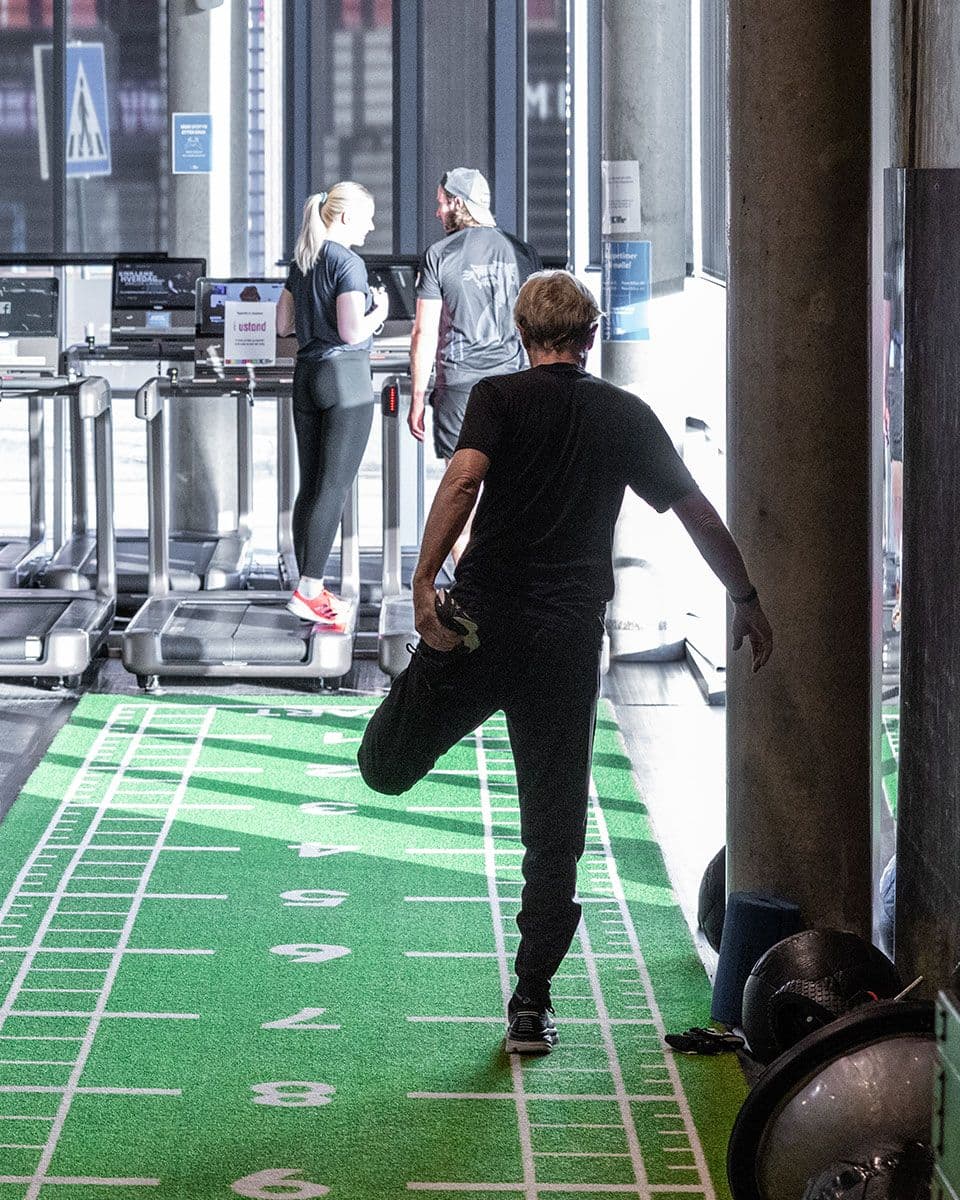 Mann strekker ut på løpebanen inne på 3T-Melhus