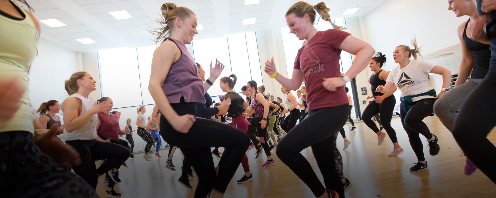 To damer som trener sammen på 3T-Treningssenter. Verv en venn.