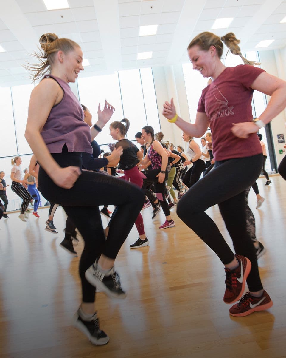 To damer som trener sammen på 3T-Treningssenter. Verv en venn.