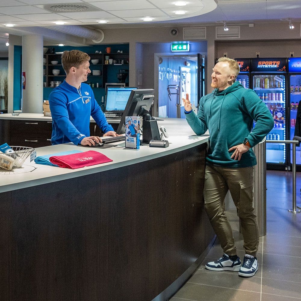 Resepsjonist og 3T-medlem prater i resepsjonen på 3T-Levanger.